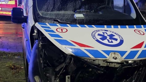 Karetka i samochód osobowy zderzyły się na drodze wojewódzkiej nr 254 w Dąbrowie/fot. OSP Dąbrowa/Facebook