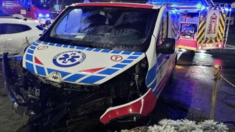 Karetka i samochód osobowy zderzyły się na drodze wojewódzkiej nr 254 w Dąbrowie/fot. OSP Dąbrowa/Facebook