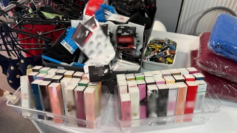 Interwencja KAS i służb celnych w sprawie odzieży z podrobionymi znakami towarowymi/fot. www. kujawsko-pomorskie.kas.gov.pl