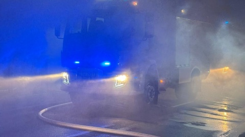 Nocny pożar w Tucholi. Spłonęła stolarnia, warsztat i skup złomu przy ul. Chopina/fot. KP PSP Tuchola