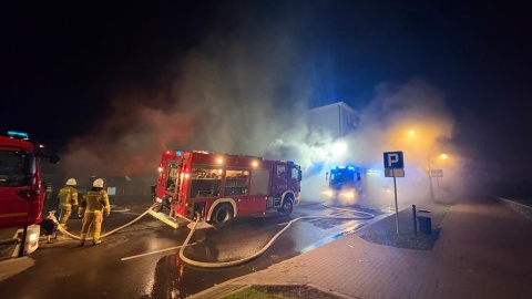 Nocny pożar w Tucholi. Spłonęła stolarnia, warsztat i skup złomu przy ul. Chopina/fot. KP PSP Tuchola