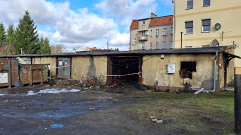 Nocny pożar w Tucholi. Spłonęła stolarnia, warsztat i skup złomu przy ul. Chopina/fot. Marcin Doliński