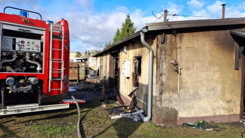 Nocny pożar w Tucholi. Spłonęła stolarnia, warsztat i skup złomu przy ul. Chopina/fot. Marcin Doliński