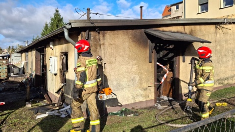 Nocny pożar w Tucholi. Spłonęła stolarnia, warsztat i skup złomu przy ul. Chopina/fot. Marcin Doliński