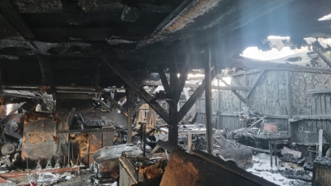 Spaliły się zabytkowe motocykle i samochód z rodzinnej kolekcji pana Kamila/fot. Marcin Doliński