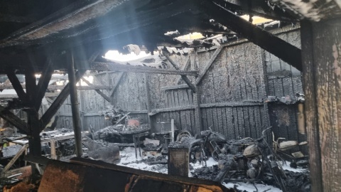 Spaliły się zabytkowe motocykle i samochód z rodzinnej kolekcji pana Kamila/fot. Marcin Doliński