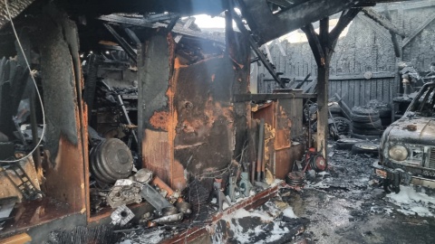 Spaliły się zabytkowe motocykle i samochód z rodzinnej kolekcji pana Kamila/fot. Marcin Doliński