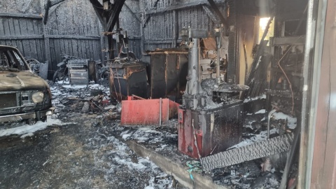 Spaliły się zabytkowe motocykle i samochód z rodzinnej kolekcji pana Kamila/fot. Marcin Doliński