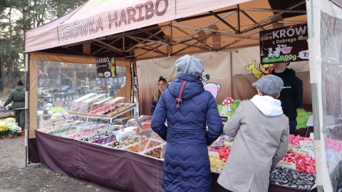 Bydgoszczanie odwiedzają groby bliskich. Na cmentarzu przy ul. Wiślanej obok kwiatów i zniczy mogą kupić żelki, krówki i pierniki a także obwarzanki i poznańskie rogale świętomarcińskie/fot. Tatiana Adonis