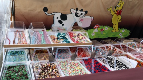 Bydgoszczanie odwiedzają groby bliskich. Na cmentarzu przy ul. Wiślanej obok kwiatów i zniczy mogą kupić żelki, krówki i pierniki a także obwarzanki i poznańskie rogale świętomarcińskie/fot. Tatiana Adonis