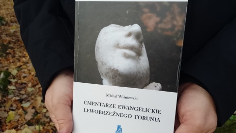 Książka Michała Wiśniewskiego o cmentarzach w lewobrzeżnej części Torunia. / Fot. Michał Zaręba