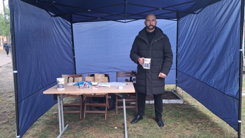 Z puszką chodzi także Sławomir Norberczak z z Towarzystwo Miłośników Miasta Bydgoszczy. / Fot. Damian Klich