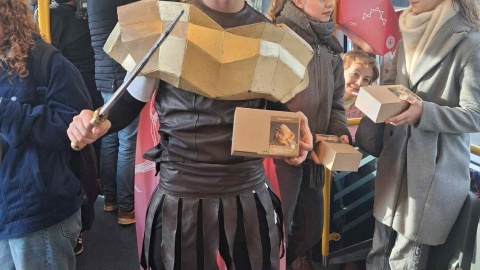 W tramwaju numer 9 można otrzymać poznańskie rogale/fot. Damian Klich