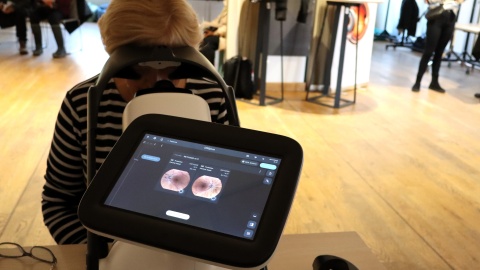 W Bydgoszczy wszyscy zainteresowani mogli skorzystać z bezpłatnych badań przesiewowych wzroku z wykorzystaniem sztucznej inteligencji/fot. Tatiana Adonis