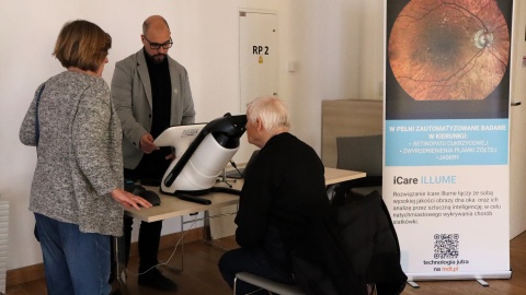 W Bydgoszczy wszyscy zainteresowani mogli skorzystać z bezpłatnych badań przesiewowych wzroku z wykorzystaniem sztucznej inteligencji/fot. Tatiana Adonis