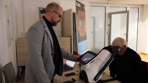 W Bydgoszczy wszyscy zainteresowani mogli skorzystać z bezpłatnych badań przesiewowych wzroku z wykorzystaniem sztucznej inteligencji/fot. Tatiana Adonis