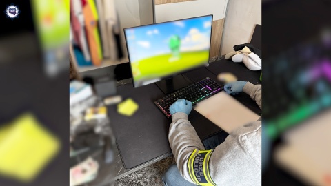 Funkcjonariusze CBZC w Poznaniu, Kielcach, Katowicach i Bydgoszczy zatrzymali 7 mężczyzn. Są podejrzani o wywołanie fałszywych alarmów, fałszywe zawiadomienie o zagrożeniu - w tym o charakterze terrorystycznym, wysyłanie gróźb karalnych, tworzenia fałszywych dowodów i posiadania materiałów pornograficznych z udziałem małoletnich/fot. CBZC