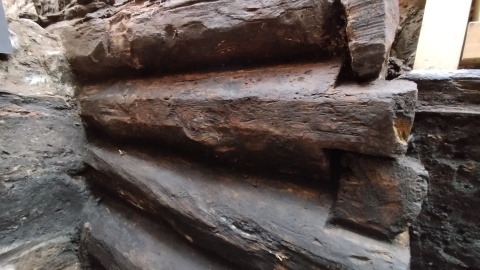 Na dziedzińcu Domu Mikołaja Kopernika w Toruniu odkryto drewniane konstrukcje z XIII wieku/Dom Mikołaja Kopernika/Facebook