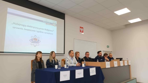 Policjanci uczulali młodzież, ale nie tylko, na zagrożenia związane z nieodpowiednią jazdą na hulajnodze/fot. Monika Siwak