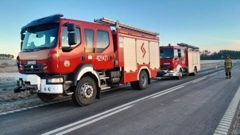 Wstępną przyczyną dachowania auta było niedostosowanie prędkości do warunków jazdy/fot. KM PSP Chełmno