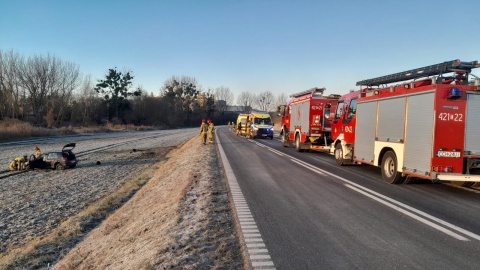 Wstępną przyczyną dachowania auta było niedostosowanie prędkości do warunków jazdy/fot. KM PSP Chełmno