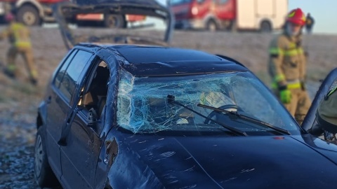 Wstępną przyczyną dachowania auta było niedostosowanie prędkości do warunków jazdy/fot. KM PSP Chełmno