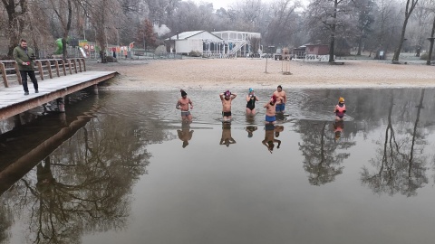 Niedzielna kąpiel morsów w Zalesiu. / Fot. Robert Duliński