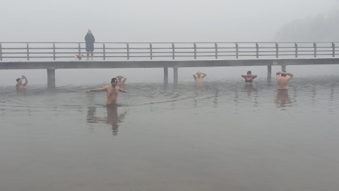 Niedzielna kąpiel morsów w Zalesiu. / Fot. Robert Duliński