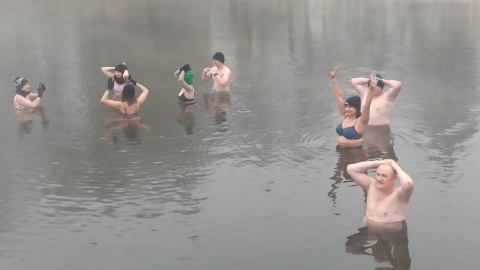 Niedzielna kąpiel morsów w Zalesiu. / Fot. Robert Duliński