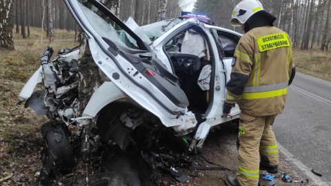 Zderzenie auta z drzewem w Bożenkowie/fot. OSP Wtelno