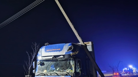 Zderzenie auta osobowego z ciężarówką we wsi Rogóźno-Zamek/fot. Komenda Miejska Państwowej Straży Pożarnej w Grudziądzu