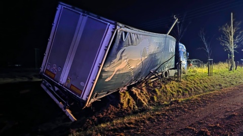 Zderzenie auta osobowego z ciężarówką we wsi Rogóźno-Zamek/fot. Komenda Miejska Państwowej Straży Pożarnej w Grudziądzu