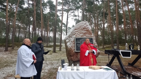 W Dniu Kolejarza poświęcono nowy krzyż w miejscu katastrofy kolejowej pod Otłoczynem, niedaleko Torunia/fot. Michał Zaręba