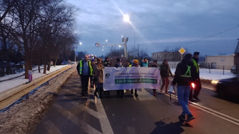 Mieszkańcy Czarnowa zablokowali drogę, by zwrócić uwagę na zagrożenie dla pieszych/fot. Michał Zaręba