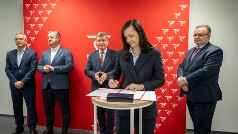 POLREGIO i PESA Bydgoszcz podpisały umowę na zakup czterech nowych elektrycznych zespołów trakcyjnych/fot. PESA