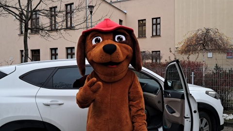 Caritas, policja oraz straż pożarna przywiozły dzieciom ze Szpitala Dziecięcego maskotki/fot. Bartosz Nawrocki