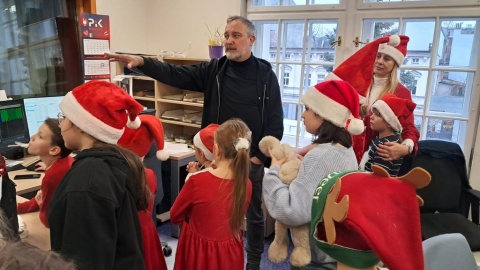 Po Radiu oprowadzał dzieci redaktor Maciej Wilkowski/fot. Magdalena Gill