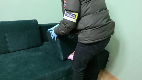 W trakcie przeszukań policjanci znaleźli i zabezpieczyli ponad 250 tysięcy złotych w różnych walutach, wagi elektroniczne służące do porcjowania narkotyków, broń oraz amunicję. Funkcjonariusze ujawnili również narkotyki, w tym marihuanę, kokainę, a także tzw. „kryształ”/fot. Policja