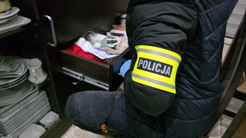 W trakcie przeszukań policjanci znaleźli i zabezpieczyli ponad 250 tysięcy złotych w różnych walutach, wagi elektroniczne służące do porcjowania narkotyków, broń oraz amunicję. Funkcjonariusze ujawnili również narkotyki, w tym marihuanę, kokainę, a także tzw. „kryształ”/fot. Policja
