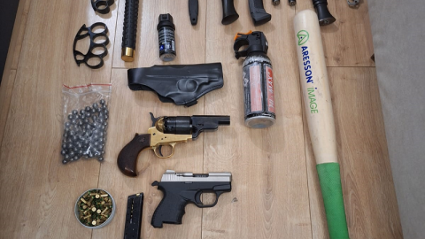 W trakcie przeszukań policjanci znaleźli i zabezpieczyli ponad 250 tysięcy złotych w różnych walutach, wagi elektroniczne służące do porcjowania narkotyków, broń oraz amunicję. Funkcjonariusze ujawnili również narkotyki, w tym marihuanę, kokainę, a także tzw. „kryształ”/fot. Policja