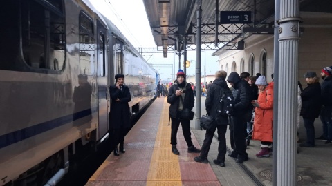 Tłum chętnych do zwiedzania na bydgoskim dworcu w ramach Kolejowych Mikołajek. / Fot. Agata Raczek