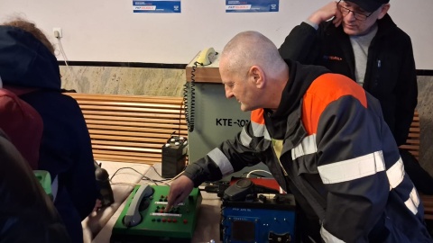 Tłum chętnych do zwiedzania na bydgoskim dworcu w ramach Kolejowych Mikołajek. / Fot. Agata Raczek