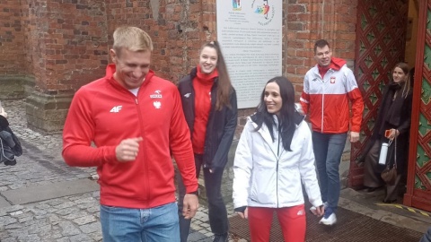 Dzwon Tuba Dei oznajmił, że zostało 100 dni do halowych mistrzostw świata w Toruniu. Na zdjęciu sportowcy po zejściu z wieży/fot. Monika Kaczyńska