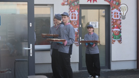 Akademia Szkolnictwa AS Branżowa Szkoła I Stopnia w Inowrocławiu zakończyła akcję bicia rekordu Polski w przygotowaniu piernikowej mozaiki/fot. https://www.akademiaszkolnictwa.pl