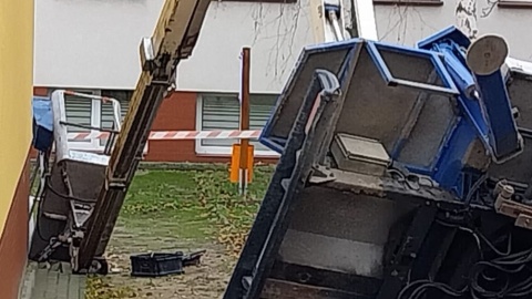 Podnośnik przewrócił się na terenie szkoły przy ul. Czartoryskiego w Bydgoszczy/fot. Marcin Kupczyk