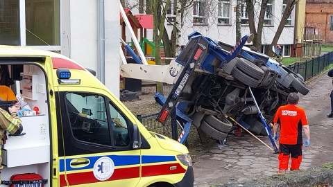 Podnośnik przewrócił się na terenie szkoły przy ul. Czartoryskiego w Bydgoszczy/fot. Marcin Kupczyk