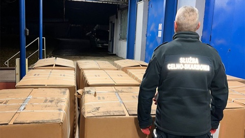 Służby zabezpieczyły prawie 63 tony nielegalnego tytoniu, który znajdował się m.in. w dwóch kontenerach na terenie województwa mazowieckiego/fot. Izba Administracji Skarbowej w Warszawie