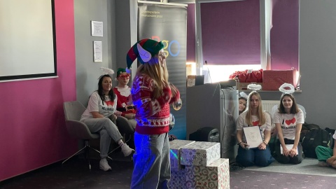 Za nami finał akcji „Anioły do mnie wysyłaj". W Wojewódzkim Szpitalu Dziecięcym w Bydgoszczy mali pacjenci oglądali świąteczne występy i spotkali się ze świętym Mikołajem/fot. Natasza Trzebuchowska