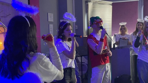 Za nami finał akcji „Anioły do mnie wysyłaj". W Wojewódzkim Szpitalu Dziecięcym w Bydgoszczy mali pacjenci oglądali świąteczne występy i spotkali się ze świętym Mikołajem/fot. Natasza Trzebuchowska