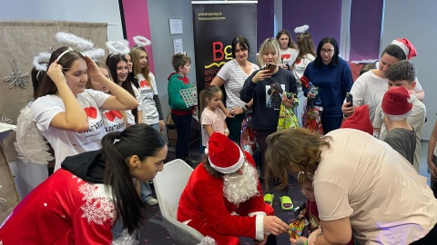 Za nami finał akcji „Anioły do mnie wysyłaj". W Wojewódzkim Szpitalu Dziecięcym w Bydgoszczy mali pacjenci oglądali świąteczne występy i spotkali się ze świętym Mikołajem/fot. Natasza Trzebuchowska